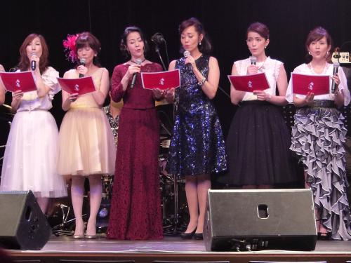 「アメイジング・グレイス」を合唱する（左から）森口博子、松本伊代、坂本冬美、早見優、知念里奈、安倍なつみ