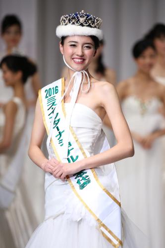 ミスインターナショナル日本代表に選ばれ、笑顔を見せる山形純菜さん