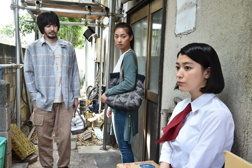 「おかしの家」第５話へのゲスト出演が決定した成海璃子（右）。左はオダギリジョー中央は尾野真千子