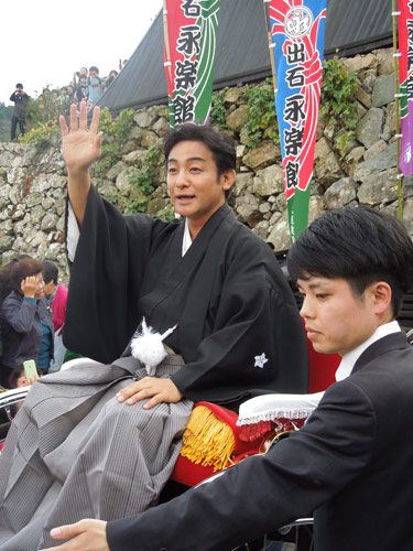 【画像・写真】愛之助、見物客のヤジに苦笑い　お練りで「紀香～！」