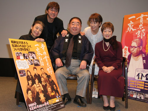 ０６年２月「寺内貫太郎一家」ＤＶＤ発売イベントに出席した（前列左から）樹木希林、小林亜星、加藤治子さん（後列左から）西城秀樹、浅田美代子