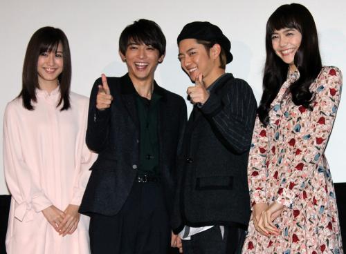 映画「通学電車」初日舞台あいさつに登壇した（左から）阿部菜渚美、吉沢亮、千葉雄大、松井愛莉