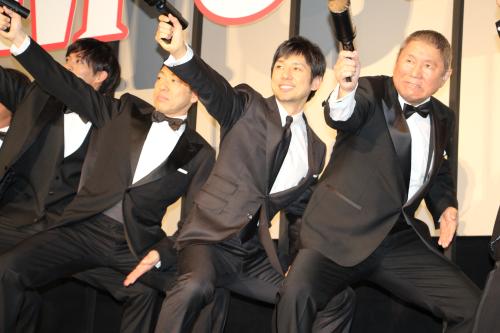 「劇場版　ＭＯＺＵ」初日舞台あいさつで、コマネチをしながらバズーカ砲を構える（左から）松坂桃李、香川照之、西島秀俊、ビートたけし