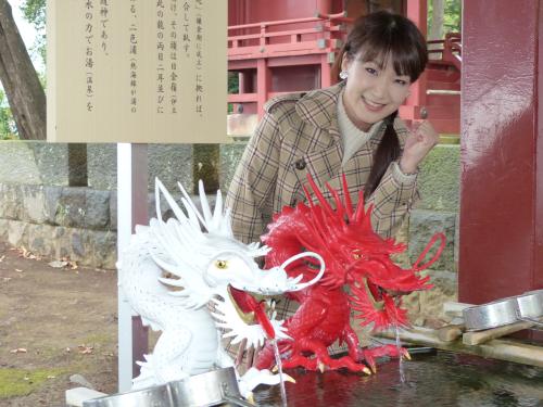 【画像・写真】市川由紀乃、紅白出場祈願　赤と白の竜まつられている伊豆山神社で