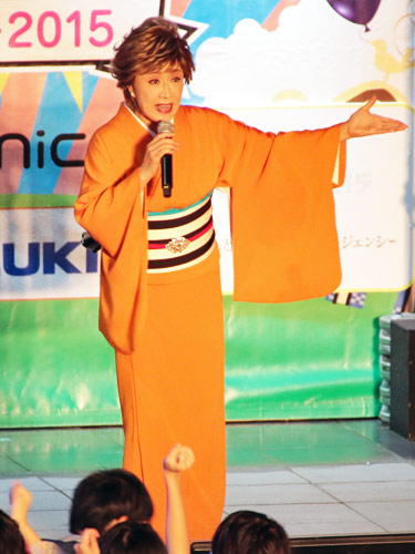 オレンジの着物を着て「ニコニコ町会議ｉｎ大阪」で熱唱する小林幸子