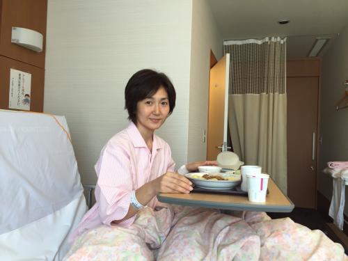 １０月２７日、乳がんにより全摘出した右乳房の再建手術を行い、４日間の入院生活を送っていた際の生稲晃子