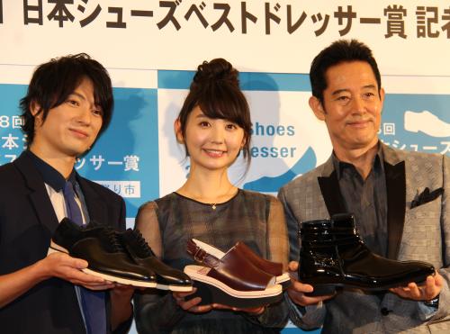 「日本シューズベストドレッサー賞」の記者発表会に出席した（左から）忍成修吾、おのののか、山下真司