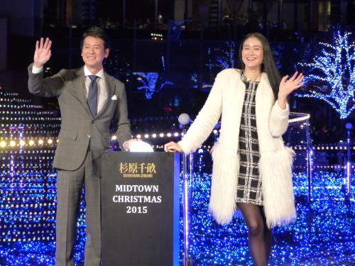 東京ミッドタウンのクリスマスイルミネーション点灯式に登場した唐沢寿明と小雪