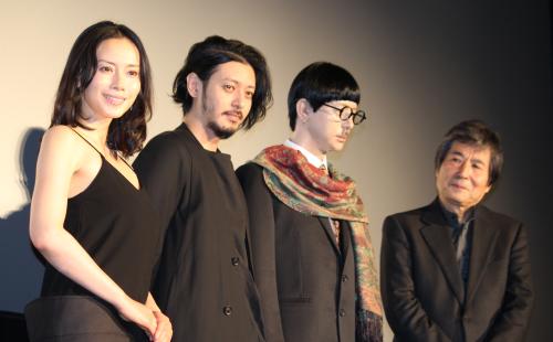 映画「ＦＯＵＪＩＴＡ」初日舞台あいさつに登場した（左から）中谷美紀、オダギリジョー、劇中に登場するフジタのマネキン、小栗康平監督