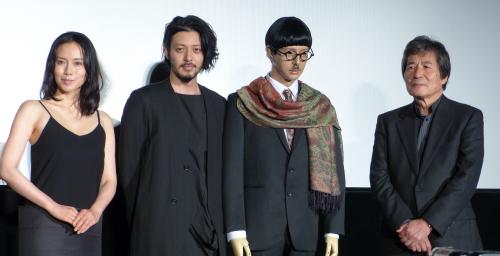 映画「ＦＯＵＪＩＴＡ」の初日舞台あいさつを行った（左から）中谷美紀、オダギリジョー、劇中に登場したマネキン、小栗康平監督
