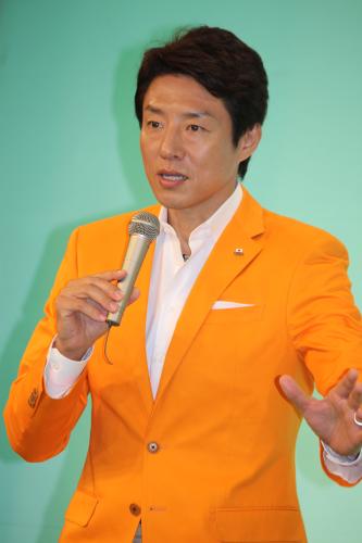 「ほめくり、修造！」発刊記念イベントでオレンジのジャケットを着て熱く語る松岡修造氏