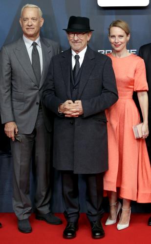 ベルリンで行われたプレミアに登場したスピルバーグ監督（中）、トム・ハンクス（左）とエイミー・ライアン（ＡＰ）