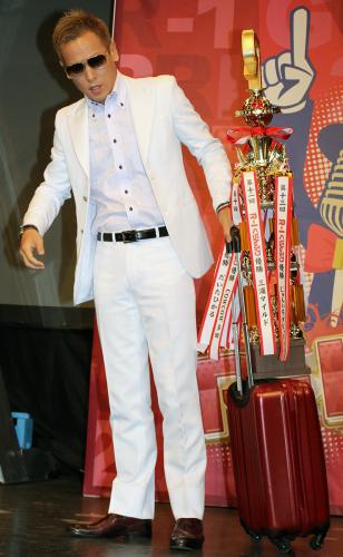 【画像・写真】とにかく明るい安村　Ｒ―１で「服を着ます」裸ネタ卒業宣言