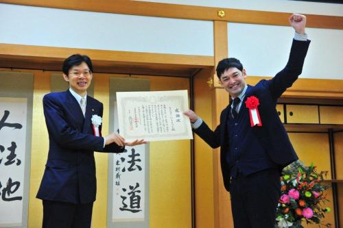 谷川浩司九段（左）から感謝状を贈られた「シャンプーハット」てつじ