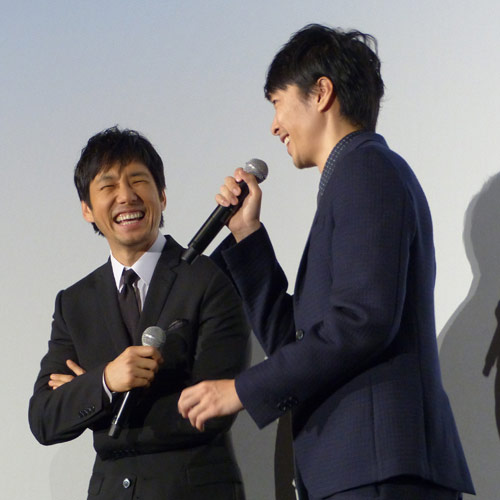 笑顔で話す西島秀俊（左）と長谷川博己