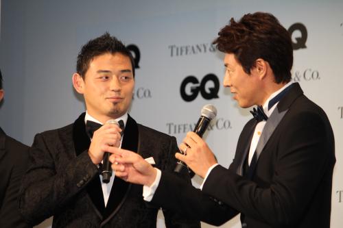 「ＧＱ　Ｍｅｎ　ｏｆ　ｔｈｅ　Ｙｅａｒ２０１５」受賞会見で五郎丸（左）にインタビューする松岡修造氏