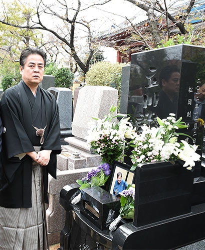 立川談志さんの墓にＴＢＳ「赤めだか」の撮影報告したと立川談春