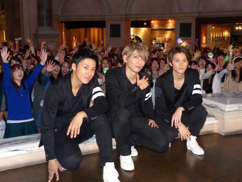 新曲「約束」の発売記念イベントを行ったＬｅａｄ（左から）谷内伸也、鍵本輝、古屋敬多。
