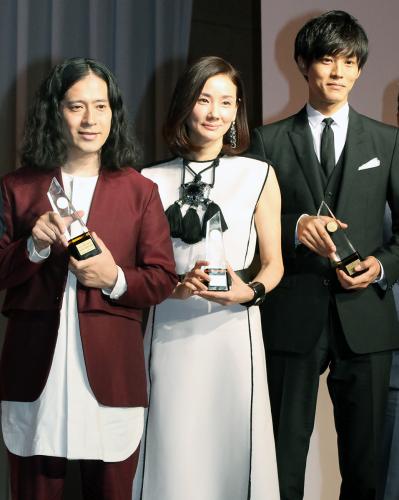 第４４回ベストドレッサー賞を受賞した（左から）吉田羊、又吉直樹、松坂桃李