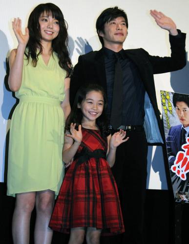 映画「びったれ！！！」初日舞台あいさつを行った森カンナ（左）田中圭と子役の岩崎未来