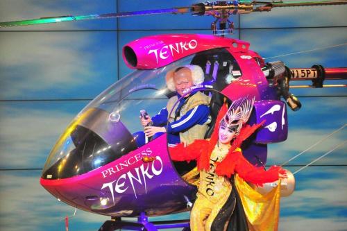 日本初となる室内でのヘリコプターイリュージョンを披露したプリンセス天功と辻本茂雄