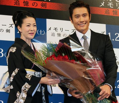 【画像・写真】坂本冬美　11年ぶり再会ビョンさまに肩抱かれメロメロ「お嫁にいかない」