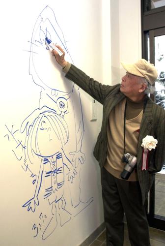 ０４年３月、「水木しげる記念館」のロビーの壁に鬼太郎とねずみ男の絵を描く水木しげるさん