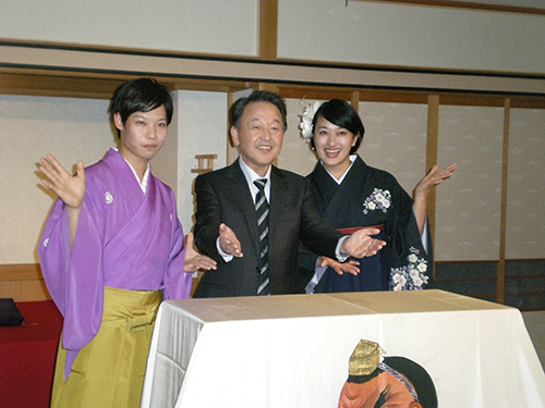 発表会見に出席した（左から）京山幸太、京山幸枝若、春野恵子