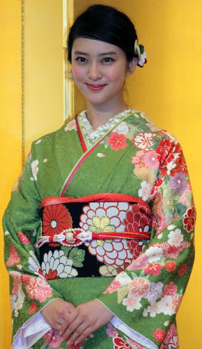 【画像・写真】武井咲の今年表す漢字は「穏」　剛力彩芽は…