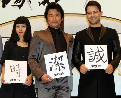 映画「海難１８９０」公開初日に、作品に込めた思いを漢字１字でしたためた（左から）忽那汐里、内野聖陽、ケナン・エジェ