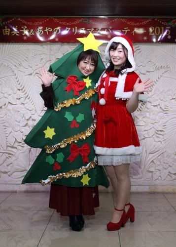 井上由美子（左）と工藤あやのがクリスマスパーティー