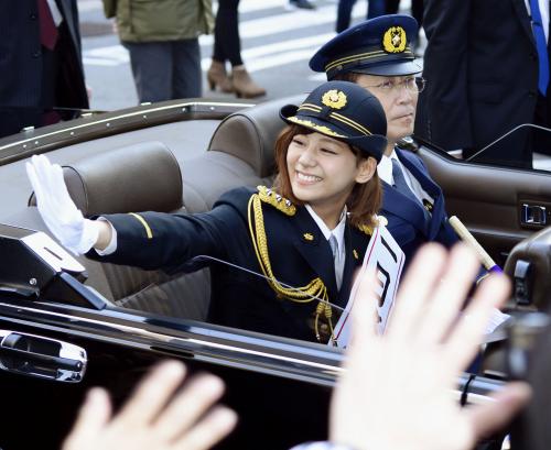 福岡県警中央署の一日署長に就任し、パレードで手を振る西内まりや