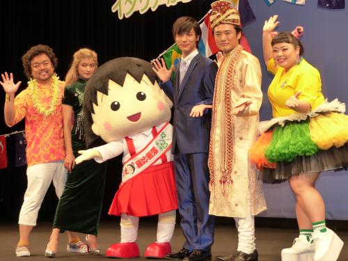 舞台あいさつした（左から）パパイヤ鈴木、ローラ、まる子、中川大志、劇団ひとり、渡辺直美