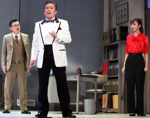 舞台「熱海殺人事件」のフォトコールに登場した（左から）平田満、風間杜夫、愛原実花