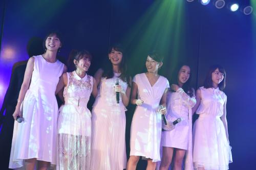 ＡＫＢ４８劇場１０周年公演のステージで歌う１期生のメンバー。（左から）篠田麻里子、高橋みなみ、小嶋陽菜、前田敦子、板野友美、峯岸みなみ