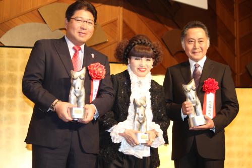 平成２７年度「ゆうもあ大賞」表彰式に出席した（左から）真中満監督、黒柳徹子、北大路欣也