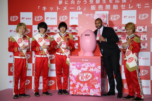 渋谷郵便局で行われた「キットメール」販売開始イベントに出席したラグビー日本代表のリーチ・マイケル主将（右から２人目）と「ＤＡＳＨ／／」の（右から）ＲＹＵＪＩ、（リーチをはさんで）ＴＡＫＵＭＩ、Ｔｏ－ｉ、ＭＡＳＡＫＩ