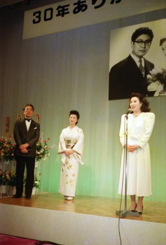 ９０年１０月２３日　大島渚・小山明子夫妻（左）の結婚３０年を祝う会で、山本富士子があいさつ