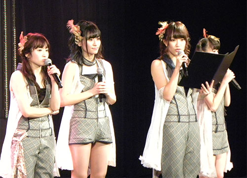 来年のライブハウスツアー開催を発表した「ＮＭＢ４８」の（右から）上枝恵美加、内木志、梅田彩佳