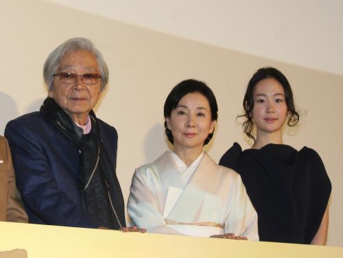 映画「母と暮せば」初日舞台あいさつに登壇した（左から）山田洋次監督、吉永小百合、黒木華