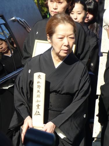 野坂昭如さんの密葬を終え、霊きゅう車へ乗り込む暘子夫人