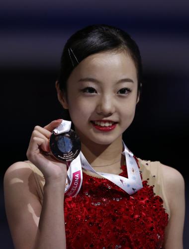 ジュニアＧＰファイナル女子で３位となった本田真凜は銅メダルを手にニッコリ（ＡＰ）