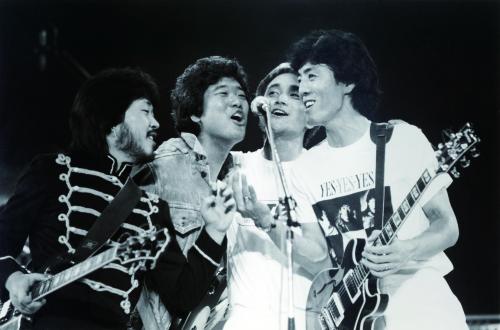 ベスト盤「ｅｖｅｒ」が発売されるオフコース。（左から）松尾一彦、清水仁、小田和正、鈴木康博