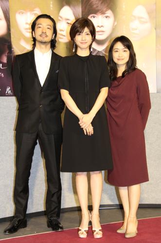 ＮＨＫ　ＢＳプレミアム「はぶらし　女友だち」試写会に出席した（左から）金子ノブアキ、内田有紀、池脇千鶴