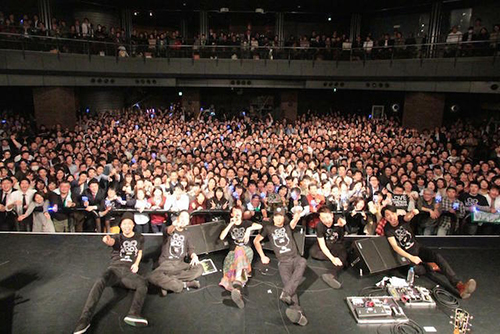 ワンマンライブで１３００人を超すファンとともに記念撮影を行う丸本莉子（中央）