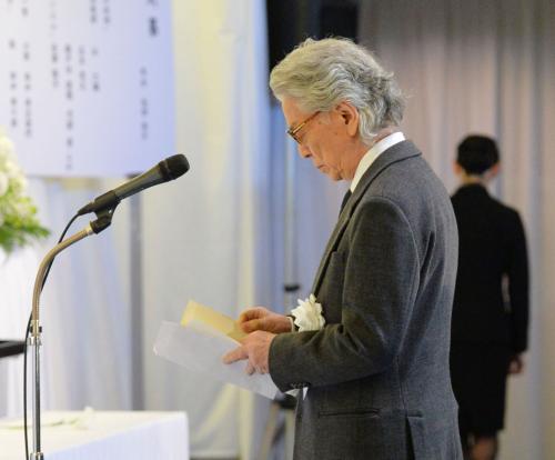 野坂昭如さんの葬儀・告別式で、弔辞を読む五木寛之さん