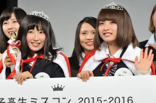 「全国女子高生ミスコン２０１５」地方予選ファイナリスト・グランプリ発表イベントで中部選抜からグランプリと準グランプリに選ばれた（左から）一ノ瀬すずさん、永井理子さん