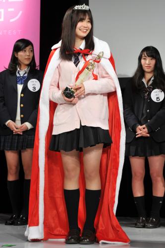 「全国女子高生ミスコン２０１５」地方予選ファイナリスト・グランプリ発表イベントで北海道・東北選抜からグランプリに選ばれた高根美沙稀さん