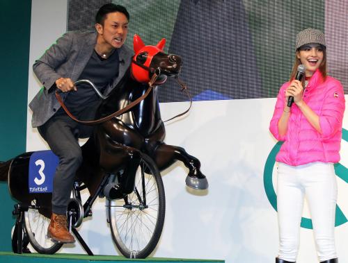 有馬記念イベントで馬型自転車に乗る川崎宗則とマギー