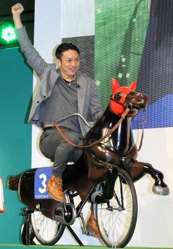 有馬記念イベントで馬型自転車に乗る川崎宗則